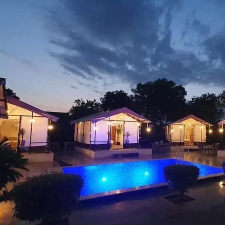 Luxury Farmhouse In Chhatarpur With Pool New Delhi Exterior photo